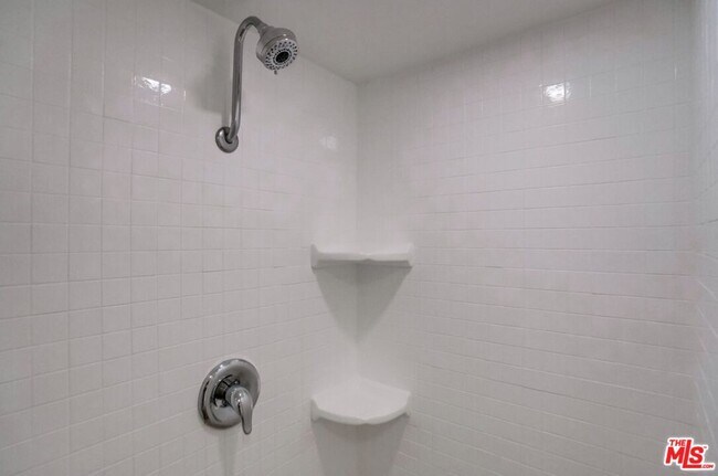 Building Photo - 435 N Oakhurst Dr