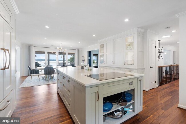 Building Photo - 5837 River Dr