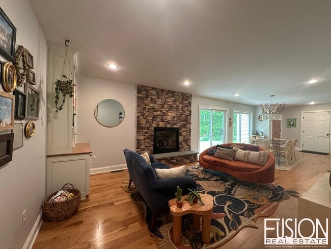 Building Photo - Beautiful, Spacious, Private Four Bedroom ...