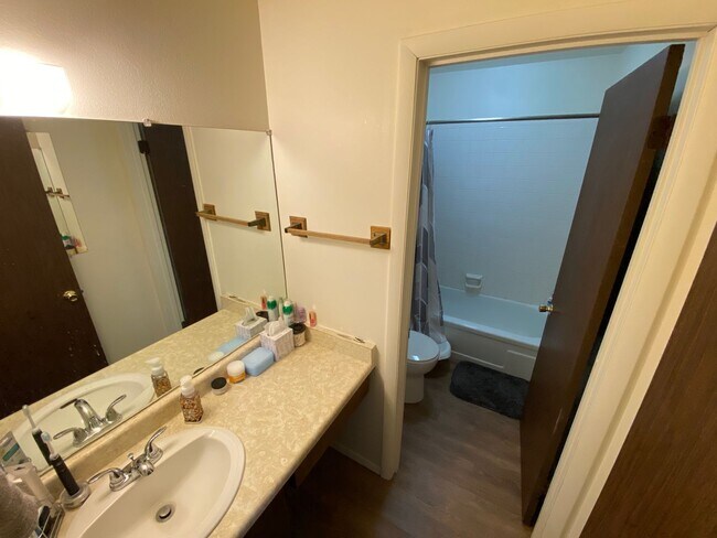 Building Photo - 1210 Avenida Del Sol