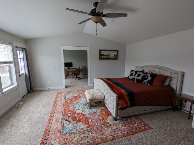 Building Photo - Large 3BD plus bonus rm and den