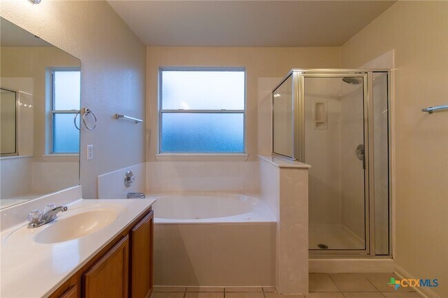 Building Photo - 2203 Maedell Dr