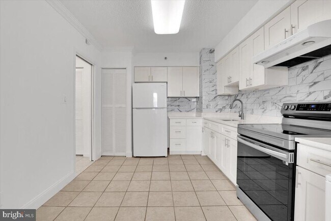Building Photo - 3709 S George Mason Dr