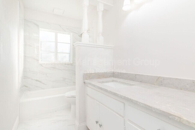 Building Photo - 5334 Lake Howell Rd