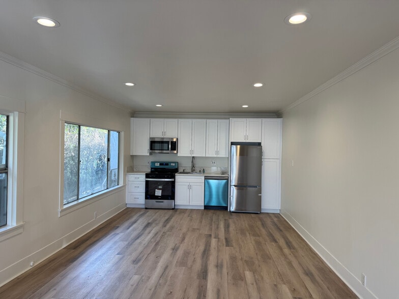 Newly remodeled kitchen with new appliances - 1536 North Mariposa Avenue
