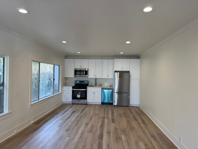 Newly remodeled kitchen with new appliances - 1536 North Mariposa Avenue
