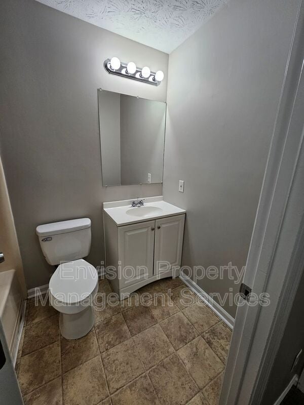 Building Photo - 8577 Pineview Ln