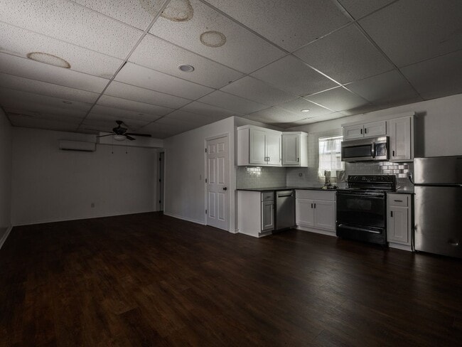 Building Photo - Great home, 4 bedrooms or 3+study, 1.5 bat...