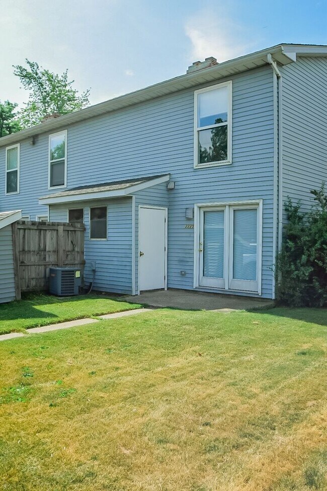 Building Photo - 2225 Yorktowne Dr