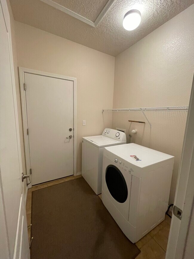 Building Photo - 2204 Delfinio Dr SE