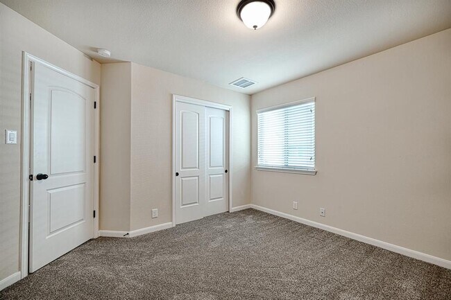 Building Photo - 320 Rock Mill Loop