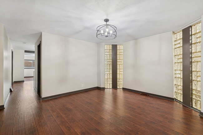 Building Photo - 3045 W Eastwood Ave