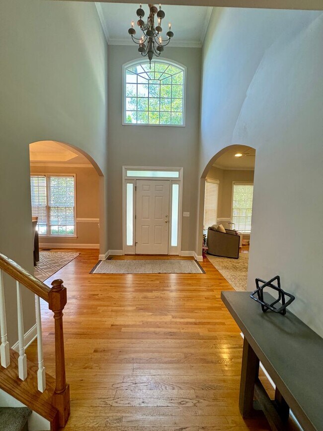 Building Photo - AVAILABLE AUGUST 23.  Spacious 5BR Home in...