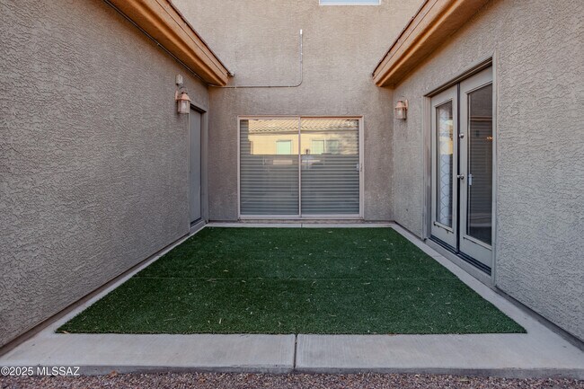 Building Photo - 6161 N Placita San Agustin