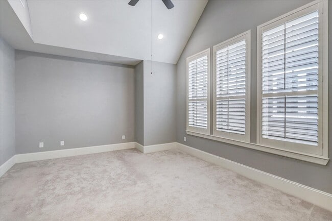 Building Photo - 704 N Shepherd Dr