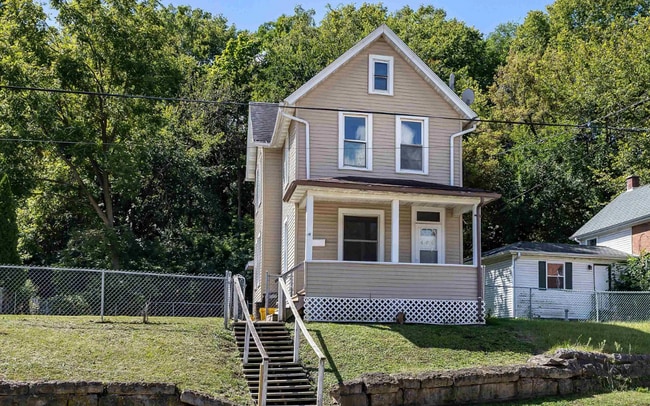 Building Photo - Charming 3-bedroom 1-bathroom single family house rental with a fenced in yard