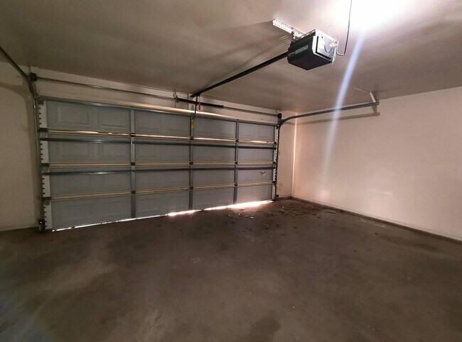 Building Photo - 2 bed/2 bath home in a great location, AVAILABLE NOW!