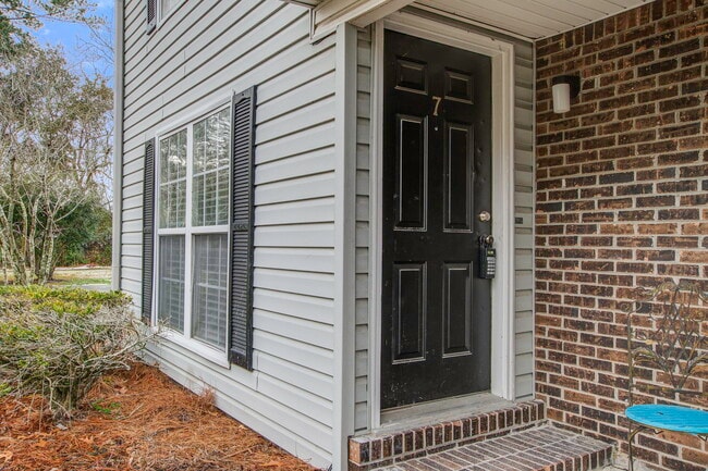 Building Photo - 2494 Etiwan Ave