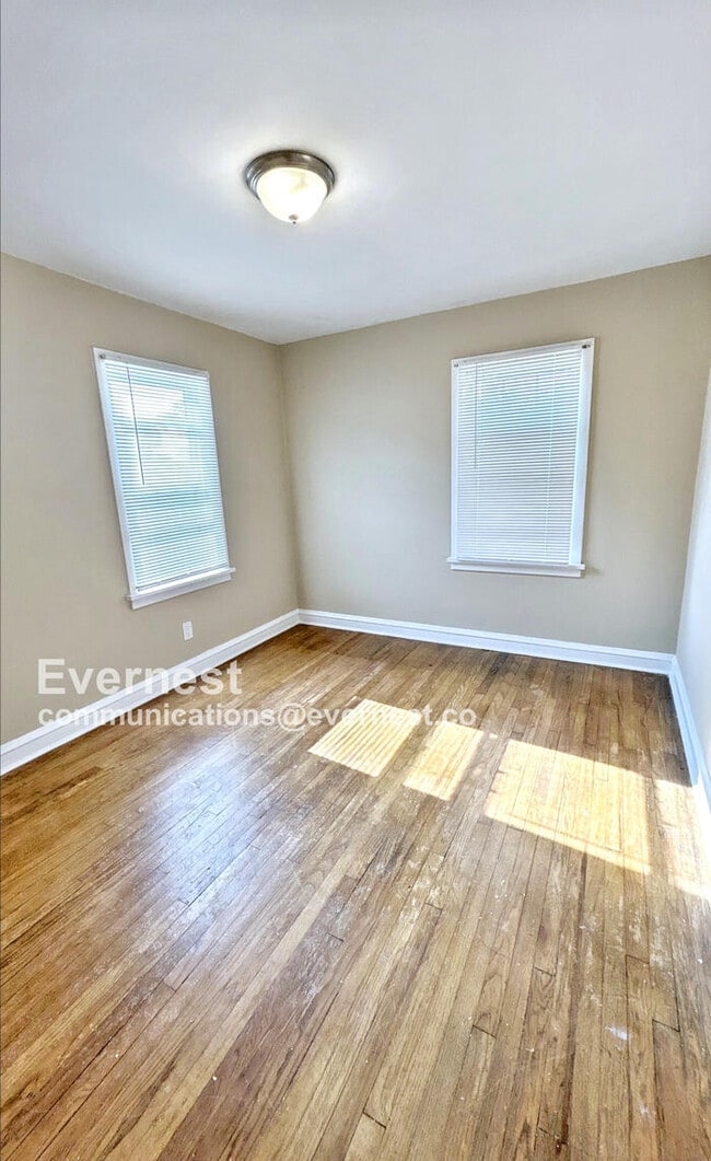 Building Photo - 3 Bed, 1 Bath Home with Great Space / Avai...