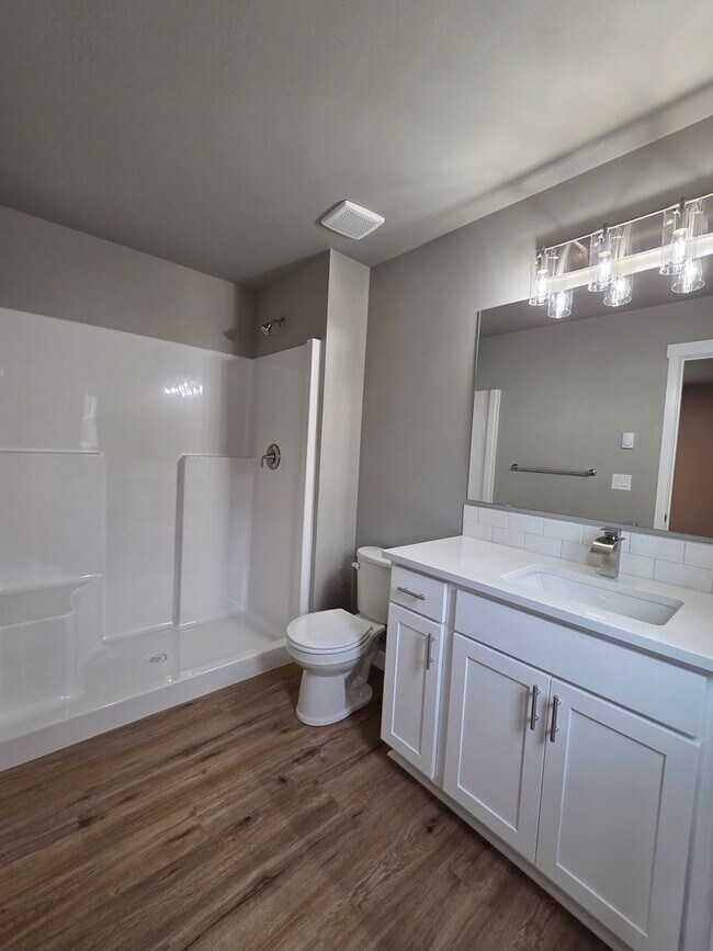 Building Photo - Brand new rental 3 bedroom 2.5 Bath in Centralia
