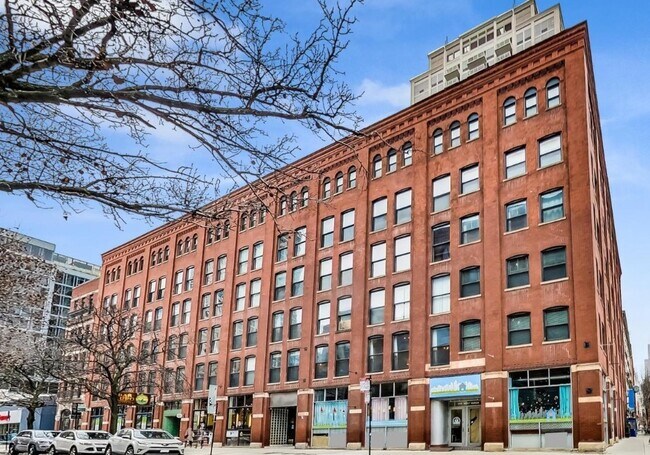 Primary Photo - 225 W Huron St