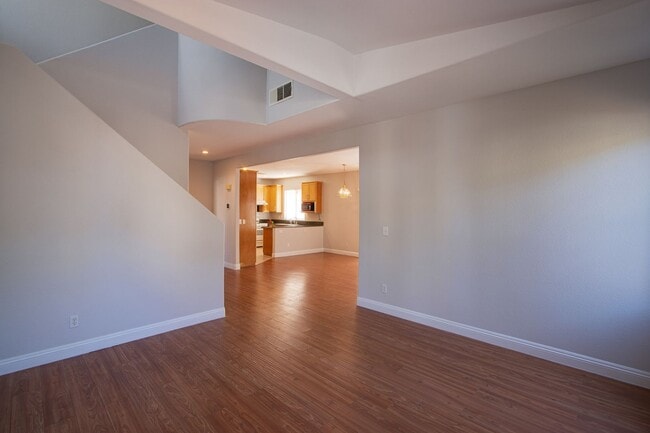 Building Photo - 4 bedroom 3 bath centrally located home