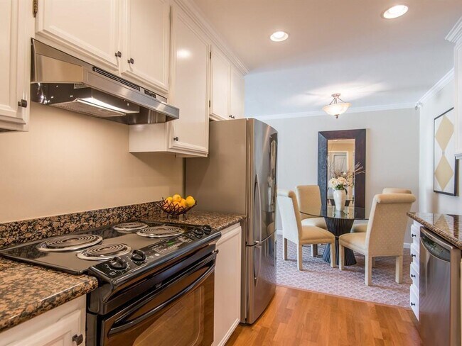 Building Photo - Heart of downtown Los Altos, walk to everything, in a quiet top floor location.