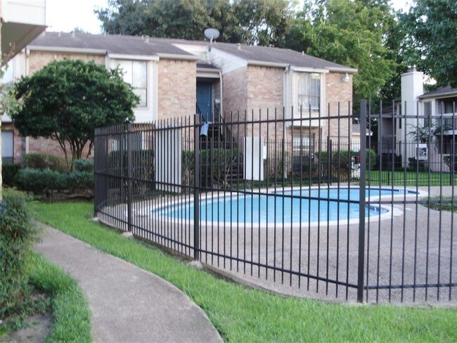 Building Photo - 17331 Red Oak Dr