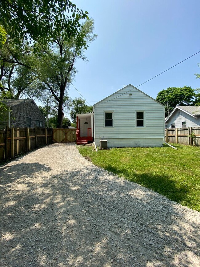 Building Photo - Updated 2 Bedroom 1 Bath