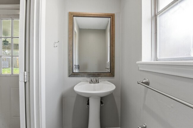 Building Photo - 7215 Ridge Oak Dr