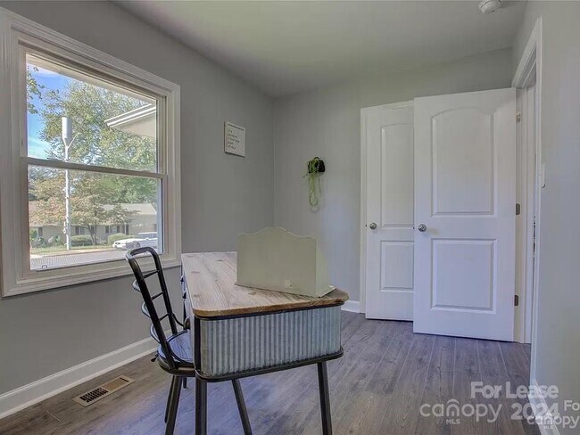 Building Photo - 1208 Fontana Ave