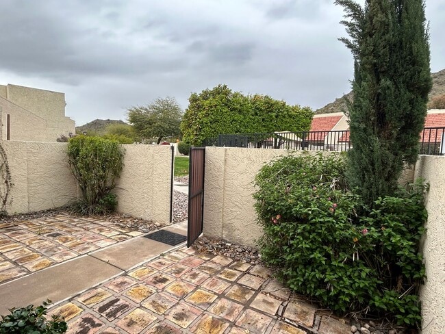 Building Photo - 2 bed + Bonus Room/Loft and 2 car garage