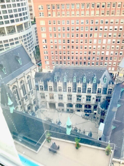 Building Photo - 111 E Chestnut St