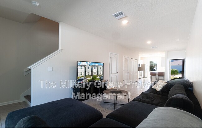 Building Photo - 425 Running Wds St