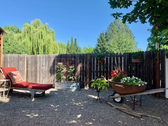 Building Photo - The Nest: Fully Furnished detached Cottage...