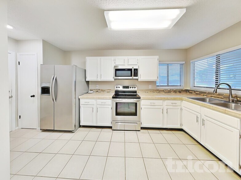 Building Photo - 419 E Springtree Way