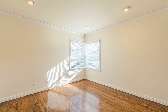 Building Photo - Super Cute 3bed 2 bath home with peek-a-boo ocean view South Redondo