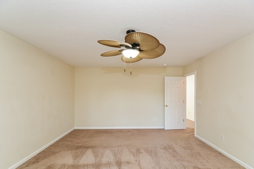 Building Photo - 57 Valleyfield Dr