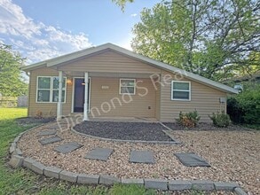 Building Photo - Spacious, Clean 3 Bedroom Home + Bonus Room Available!
