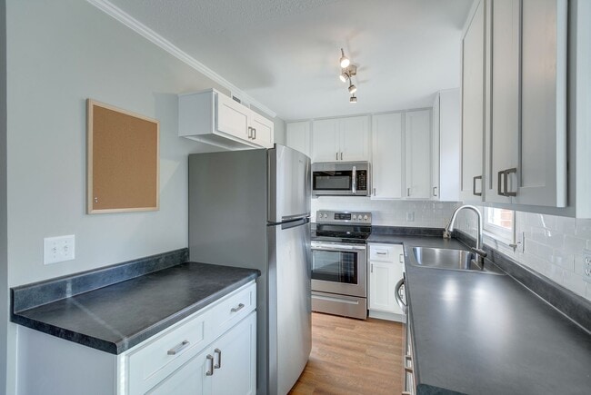 Building Photo - Beautiful Two Bedroom Columbia Duplex – Mi...