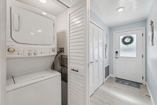 Building Photo - Coastal Living Awaits With This 2-Bed, 2-Bath Condo In Waterway East!