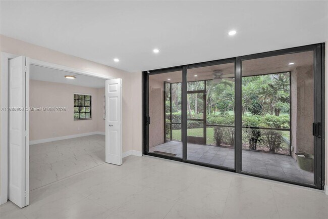 Building Photo - 250 E Royal Palm Rd