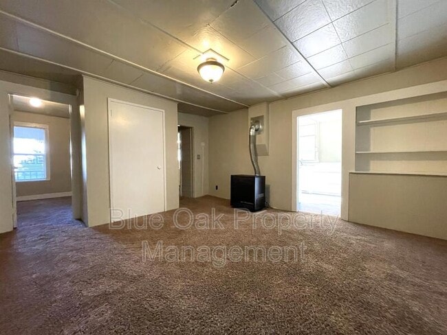 Building Photo - 605 W 6th St