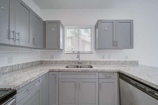 Building Photo - 14709 NE 7th Ave