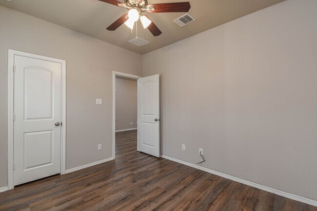 Building Photo - 15633 Sycamore Dr