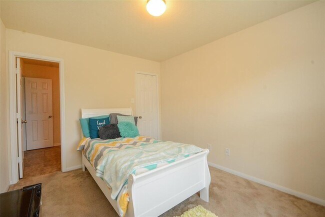 Building Photo - 9930 Swallow Dr