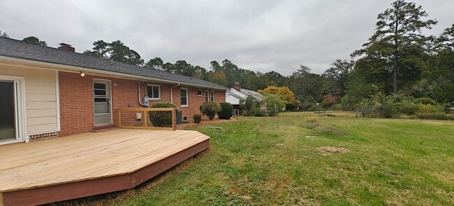 Building Photo - Walk to the river from this convenient rancher near Willow Oaks