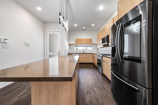 Building Photo - 5519 Paraiso Pl
