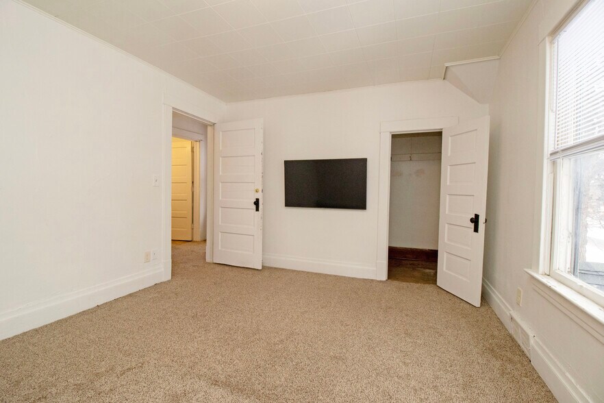 Building Photo - 612 7th Ave S