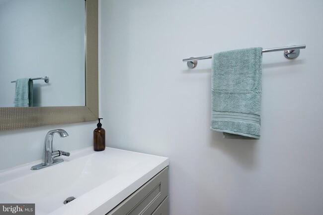 Building Photo - 421 Longfellow St NW